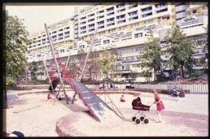 Spielplatz der Großsiedlung der Autobahnüberbauung Schlangenbader Straße