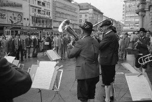 Platzkonzert der Trachtenkapelle "Böhmerwald" unter Leitung von Hans Penterling auf dem Platz vor der Hauptpost
