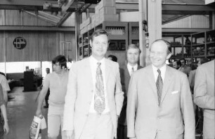 Lehen; Freiburg: Eisengießerei Raimann; Ministerpräsident Dr. Filbinger mit Werksangehörigen und Raimann