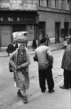 Zagreb, Agram: Frau mit Korb auf dem Kopf, von vorn