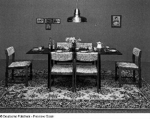 Leipzig. Leipziger Herbstmesse, 1983. Eßtisch mit sechs Stühlen (1983; VEB Oberlausitzer Möbelwerke Neugersdorf)