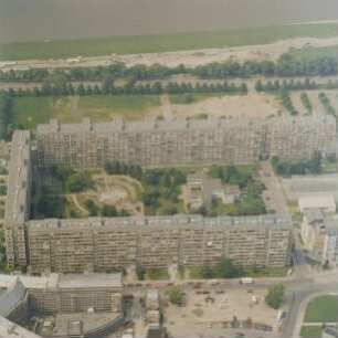 Dresden-Johannstadt. Wohnbauten (1972-1975; K. Röthig) zwischen Florian-Geyer-Straße und Elsasser Straße. Luftbild-Schrägaufnahme von Südosten