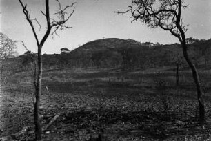 Abgebranntes Dambo : Ein Feuer hat die Vegetation eines Dambos zerstört. In der Mitte des Dambos ein Gneisdom.