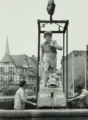 Weimar, Neptunbrunnen, Transport mit Spezialkran