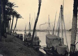 Kairo, Ägypten. Blick über den Nil mit Booten am Ufer