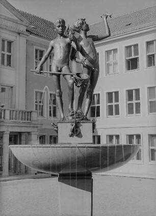 Dresden-Südvorstadt, Bernhardstraße 18. Brunnenplastik (1956, W. Reinhold) vor dem Haupteingang der 3. Mittelschule