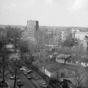 Dresden-Neustadt. Blick vom Wohnhaus Hospitalstraße 13/15 nach Norden zum Hochhaus am Albertplatz