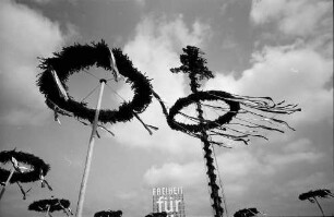 Berlin: Maibaum und Transparent