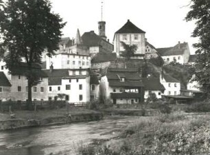 Bystrzyca Kłodzka (Polen/Habelschwerdt). Altstadt. Blick über die Glatzer Neiße (Nysa Kłodzka) gegen Reste der Befestigungsanlagen ("Malerwinkel")