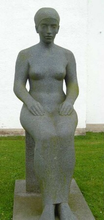 Sitzende weibliche Gewandfigur