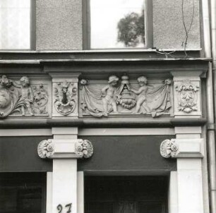 Reichenbach (Vogtland), Weststraße 27. Wohnhaus mit Laden (um 1890). Stuckrelief mit Putten