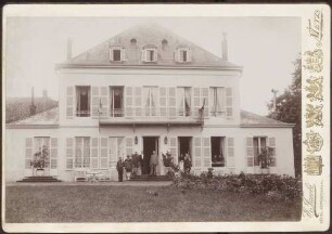 Villa mit wachhabenden Soldaten.