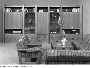 Sitzgruppe : Wohnzimmermöbel (1974; VEB Möbelkombinat Zeulenroda-Triebes (ZEUTRIE)). Anbauwand und Sitzgruppe
