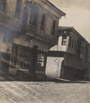 Straßenzug : Häuser an einer gepflasterten Straße.