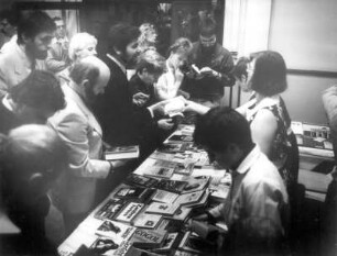 Berlin-Prenzlauer Berg. Saalbau, Bötzowstraße. 5. Literaturball. Besucher am Bücherstand