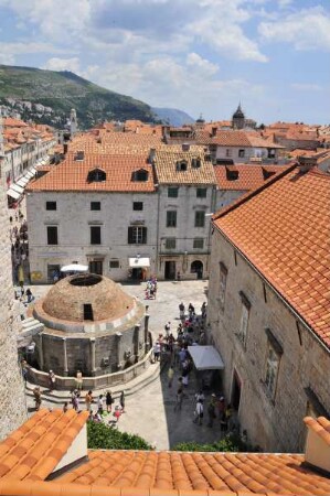 Dubrovnik - Onofrio-Brunnen : Blick auf den historischen Onofrio-Brunnen von der Stadtmauer aus. Aufgenommen am 2. Juli 2010 in Dubrovnik