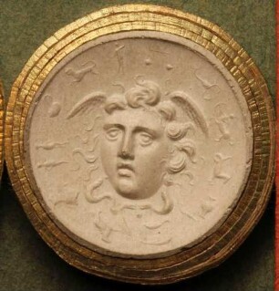 Geflügeltes Medusenhaupt in Vorderansicht, umgeben von den Tierkreiszeichen (Daktyliothek, Zweites Historisches Tausend)