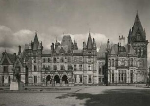 Bei Chester am Dee. Eaton Hall des Duke of Westminster (1870-1872; A. Waterhouse). Vorplatz mit Reiterstandbild des Hugh Lupus Grosvenor (1870-1881; G. F. Watts)
