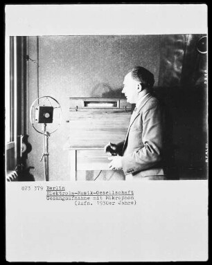 Gesangsaufnahme mit Mikrophon (Elektrola-Musik-Gesellschaft in Berlin)