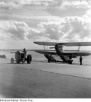 Rostock-Warnemünde. Deutsche Verkehrsfliegerschule, Zweigstelle Seefliegerschule Warnemünde. See-Schulflugzeug Heinkel HD-24 wird nach der Wasserlandung von einem Traktor an Land gezogen