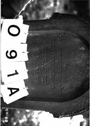Grabstein 91 (Index: 100101315) Material: Sandstein Zustand: Sockel verwittert Maße HxBxT: 92x47x20 cm Beschreibung: Stele, getreppter Sockel, Rundbogenabschluß Besonderheit: Kindergrab: Grabstein 91A
