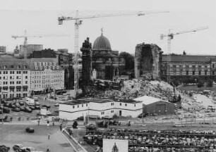 Frauenkirche nach Beginn der archäologischen Enttrümmerung, im Vordergrund die Regale mit den geborgenen Originalbauteilen