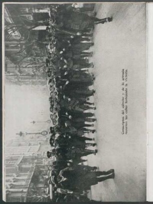 Conscriptos del ejército y de la armada recorren las calles festejando la victoria.