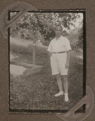 Heinrich Zimmer in kurzer Hose auf einer Wiese stehend