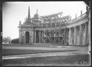 Potsdam, Neues Palais, Communs, Kolonnade, Baugerüst an der nördlichen Seite.