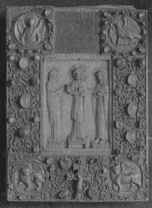 Bernward Evangeliar — Vorderdeckel mit byzantinischem Elfenbeinrelief umgeben von einem Rahmen aus vergoldeten Silberblech, der mit Halbedelsteinen, Perlen und zwei Intaglien besetzt ist.