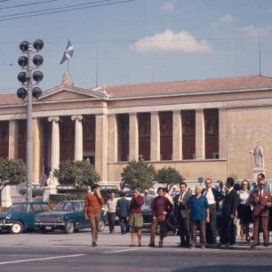 Athen, Universität, Vor der Universität. Ott. 9