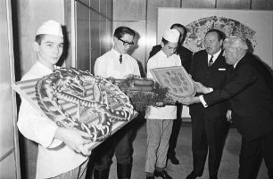 Übergabe von Neujahrsgeschenke der Bäckerinnung und Fleischerinnung Karlsruhe an Oberbürgermeister Günther Klotz.