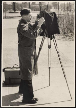 Fotograf Walter Möbius bei der Arbeit