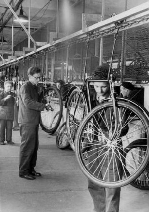 Fahrradfabrik in Westfalen. Arbeiter montieren Fahrräder an einem Fließband