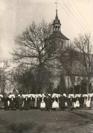 Trachten aus Burg : Kleidung - niedersorbische Tracht. Ort: Bórkowy / Burg-Spreewald. Nach dem Gottesdienst (gestelltes Foto)