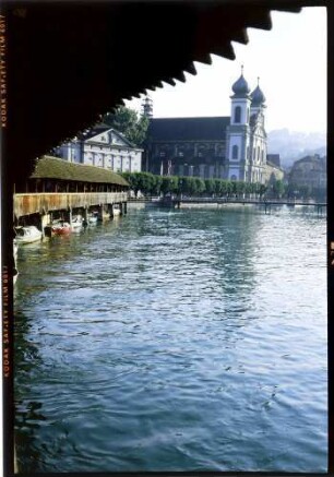Luzern: Kapellbrücke mit Jesuitenkirche