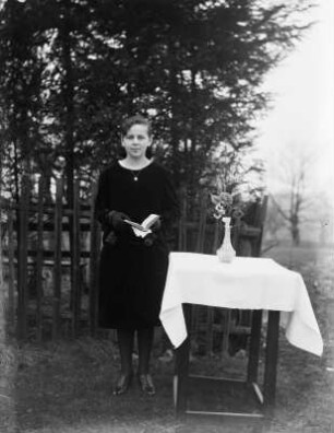 Mittelsachsen, Frauenportrait : Mittelsachsen. Junge Frau an einem Tisch stehend