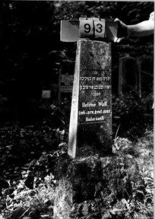 Grabstein 93 (Index: 100109454) Material: Sandstein oder Marmor (?), Sockel Kalkstein Zustand: gut Maße HxBxT: 117x38x26 cm Beschreibung: Obelisk, Sockel rustica Steinmetz: Beerli Besonderheit: Kindergrab; - Nummer auf Rückseite: 193: Grabstein 93