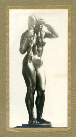 Stehender Mädchenakt : Stehender Mädchenakt. Bronze; Höhe 75 cm (um 1910; C. Brose)