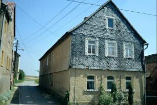 Bauernhaus, Giebelseite, OG verschiefert, sanierungsbedürftig