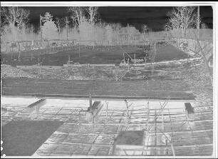 Staustufe Schweinfurt. Straßenbrücke. Betonieren des Überbaues auf dem Lehrgerüst zwischen Main und Saumain. Der gesamte Brückenquerschnitt, 3 Hauptträger, Bodenplatte und Fahrbahnplatte, wird in einem Zuge betoniert. Der beim Saumain gelegene Abschnitt ist bereits fertiggestellt.