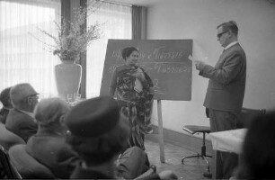 Besuch der indischen Rechenkünstlerin Shakuntala Devi in der Karlsruher Filiale der Commerzbank