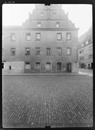 Pirna-Altstadt, Kirchplatz 1. Wohnhaus (um 1550, Erneuerung 1963). Straßenfront (Teilansicht, Töpfergasse)