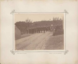 Großherzog Friedrich I. vor offener Kutsche mit salutierenden Uniformierten.