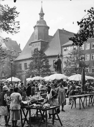 Jena, Markt mit Rathaus und Markttreiben