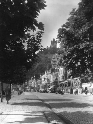Cochem. Moselpromenade. Blick nach Südwesten gegen Burg Cochem
