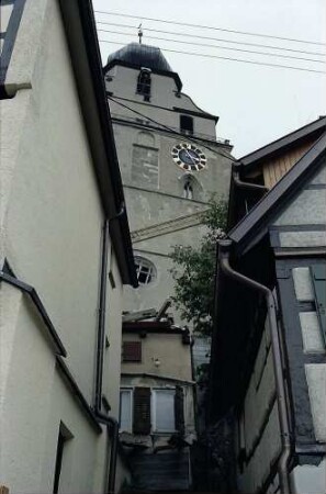 Herrenberg: Stiftskirche hinter Fachwerkhäusern