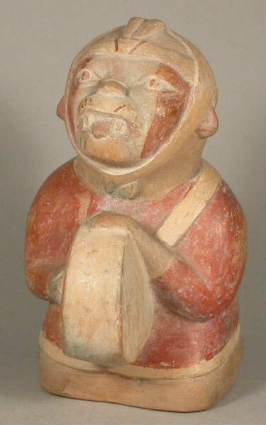 Sitzende anthropo-zoomorphe Figur mit Trommel