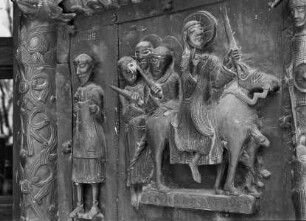 Bronzetür — Rechter Flügel mit Darstellungen zur Passion Christi — 2. Reihe von oben: Einzug in Jerusalem und verschiedene Figuren