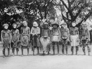 Belgisch-Kongo (heute: Demokratische Republik Kongo). Maskierte Eingeborene posieren vor der Kamera, 15. Dezember 1931